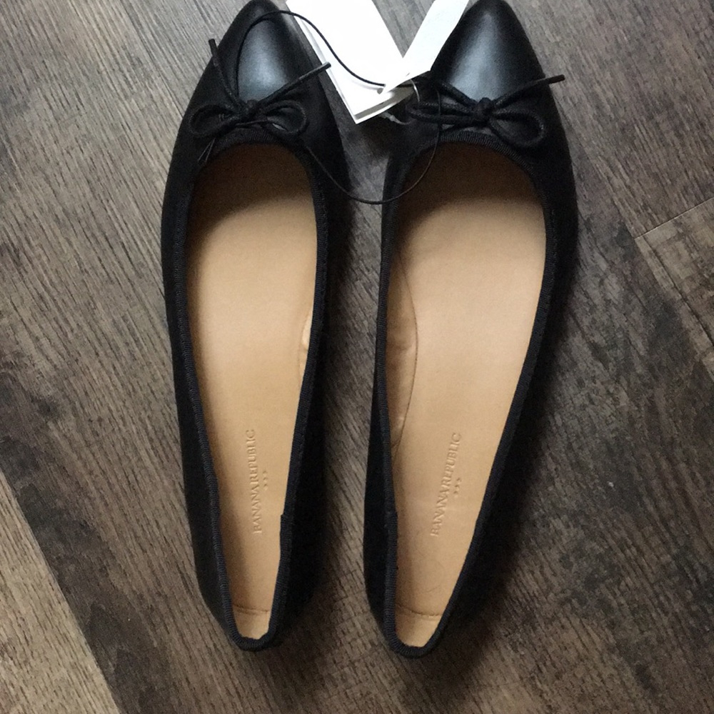 Banana Republic black pointed flats